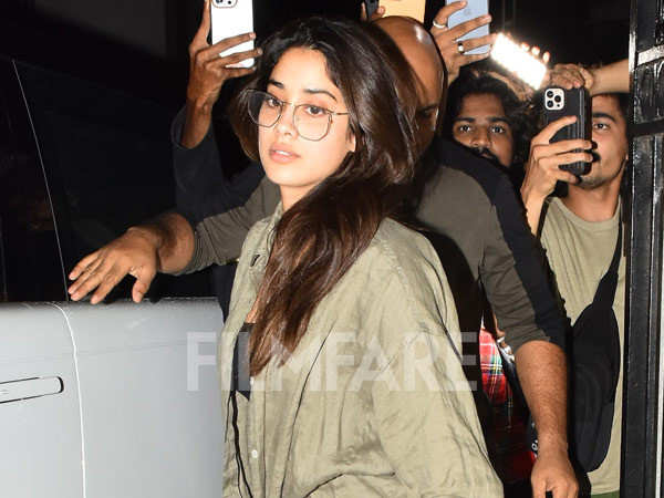 Janhvi Kapoor visits Arjun Kapoors residence to ring in his birthday