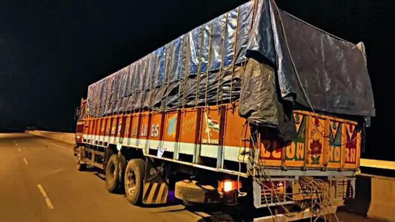 Vigilantes lynch 2 truckers carrying buffaloes, 3rd jumps off bridge to save life