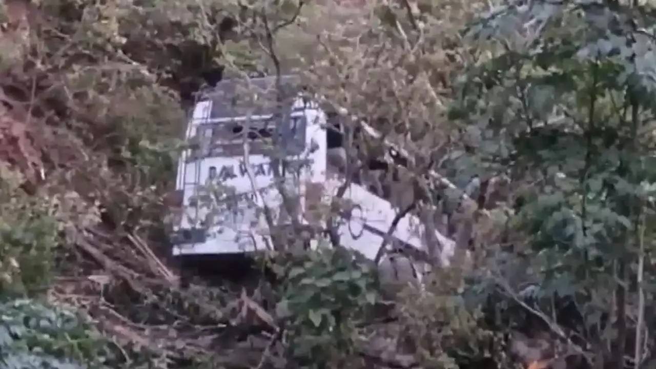 10 killed after terrorists open fire at bus carrying pilgrims in J&K