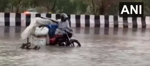 Heavy rain lashes Delhi-NCR, waterlogging in many areas