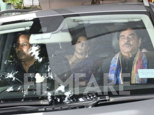 Shatrughan Sinha and Poonam Sinha leave for Sonakshi Sinhaâs wedding