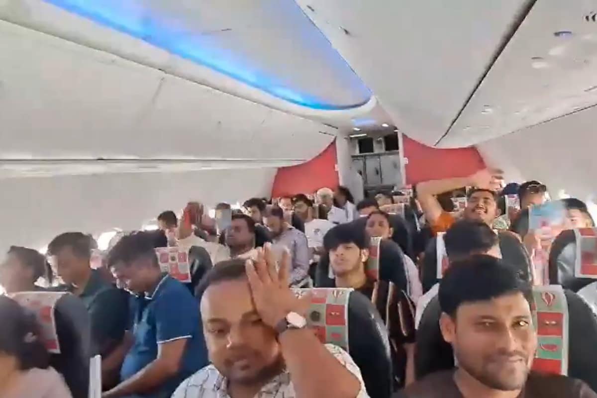 SpiceJet Passengers Made to Wait Inside Aircraft ‘Without AC For An Hour’ Amid Severe Heatwave in Delhi | Video