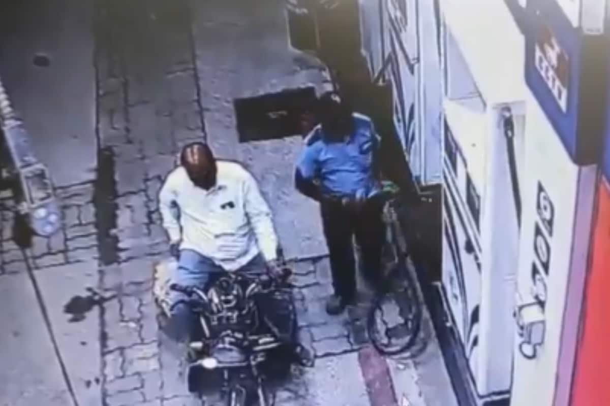 Maharashtra: Motorcycle Catches Fire at Petrol Pump Just When Rider Uses Mobile Phone | WATCH