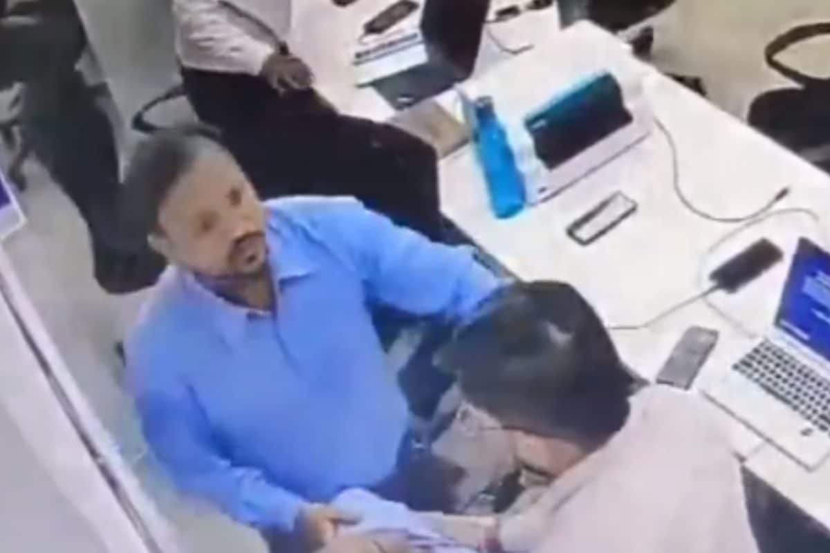 30-year-old Banker Collapses On Chair While Working On Laptop In Bank, Dies | Video