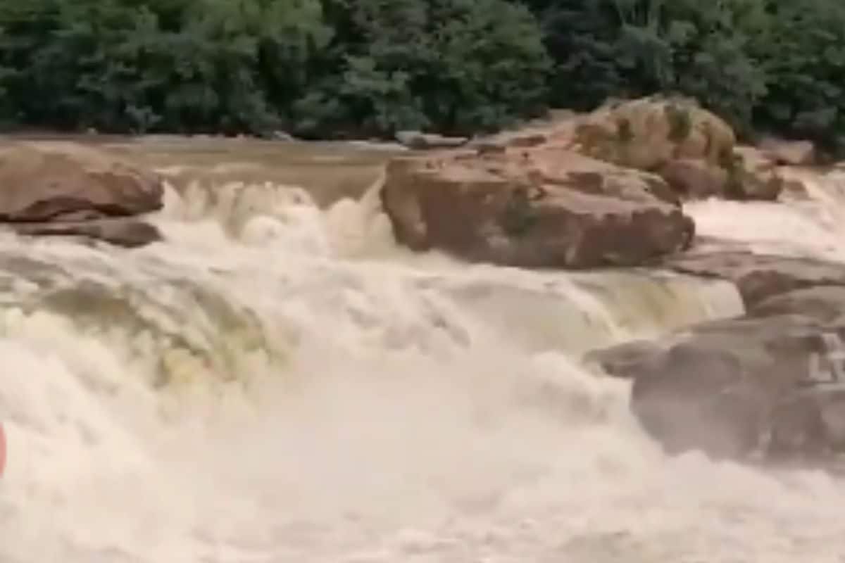 This Karnataka Waterfall Becomes A Popular Tourist Spot During Monsoon