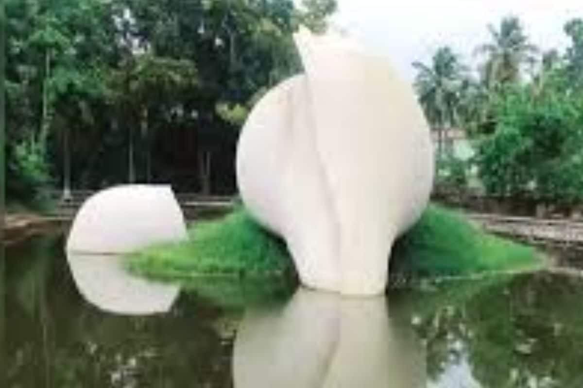 This Thiruvananthapuram Village Houses Kanayi Kunhiraman’s Famous Conch Sculpture