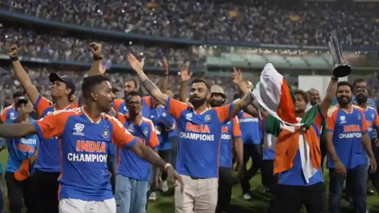 Virat, Rohit sing ‘Vande Mataram’ – Watch