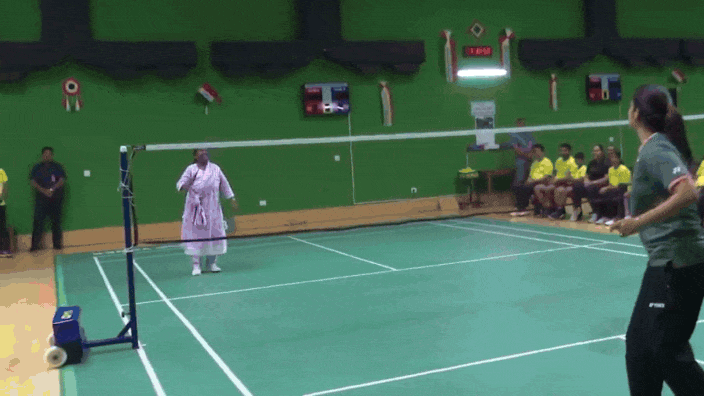 Watch: Prez Murmu plays badminton with ace shuttler Saina Nehwal