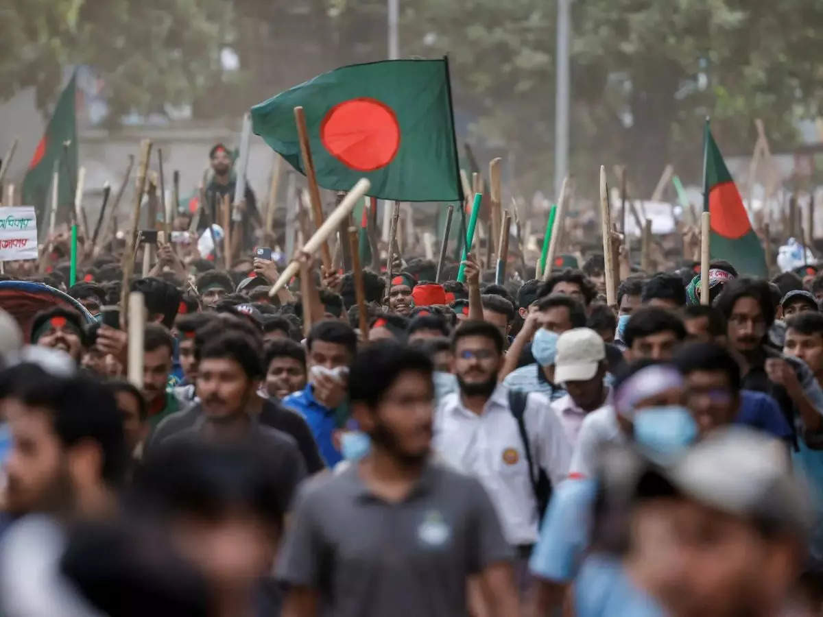 Bangladesh violence escalates, close to 1,000 Indian students return