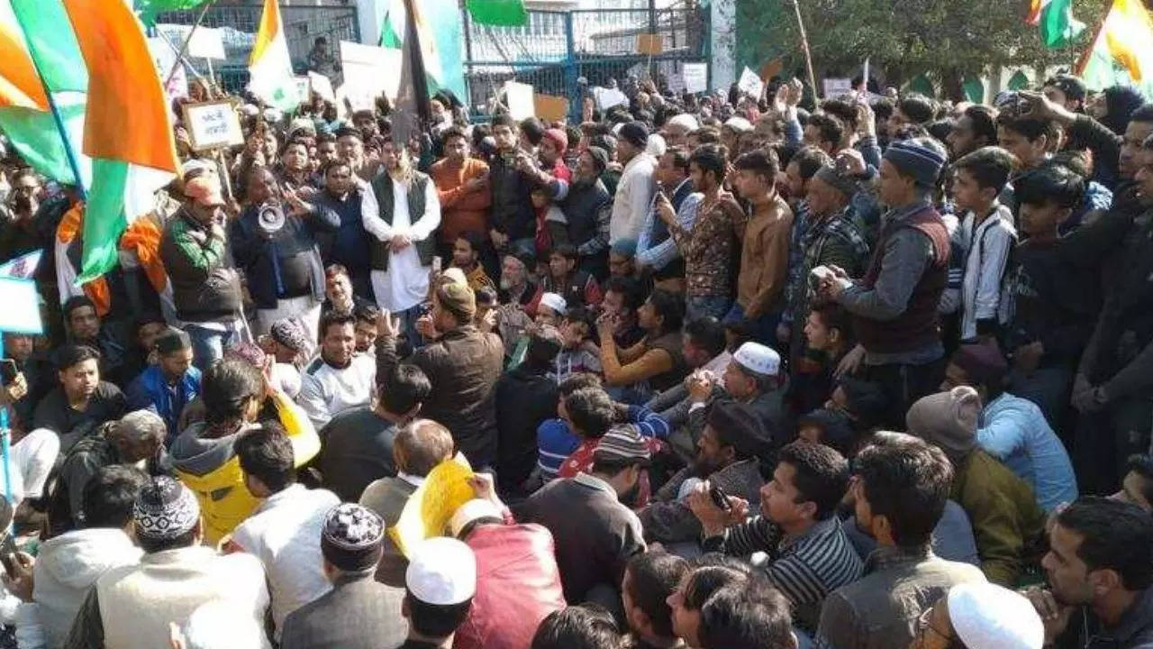 Urdu poet dropped from UP mushaira list after BJP protest