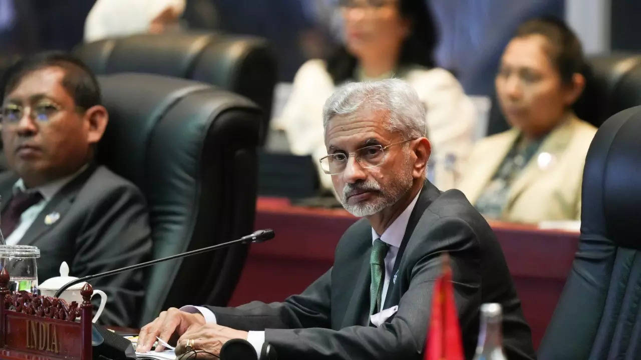 India talks tough on South China Sea at East Asia Summit