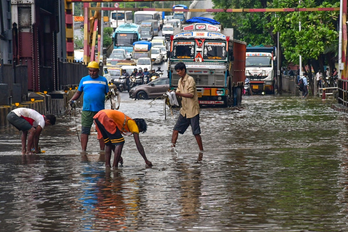 Mumbai Receives Heavy Showers, Residents Complain of Waterlogging; Island City Gets More Rainfall