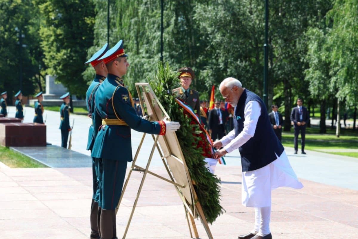 PM Modi Pays Tributes At The Tomb Of The ‘Unknown Soldier’ In Moscow: The Story Behind The War Memorial