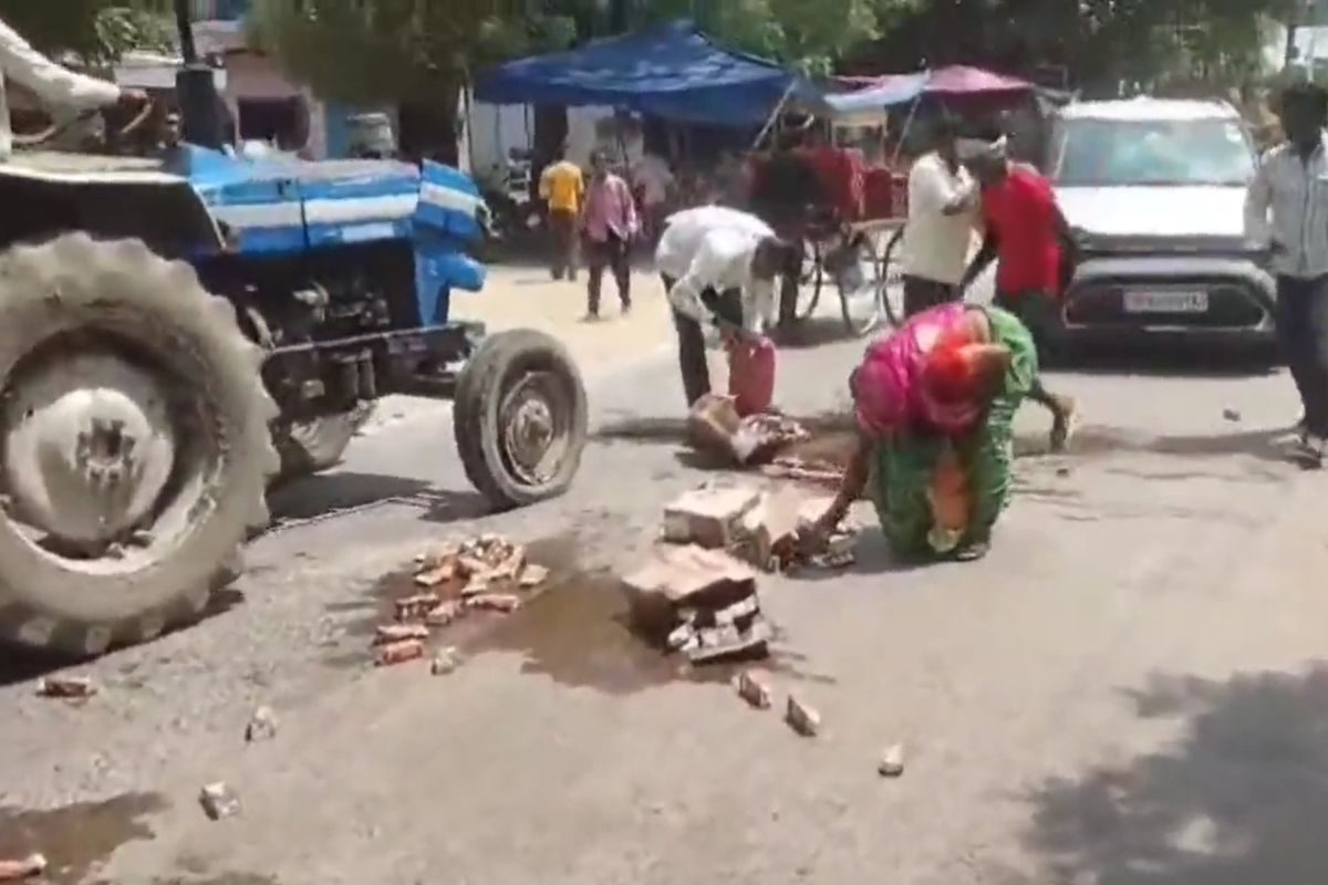 Mass Looting of Liquor Ensues in Agra as 30 Boxes Fall Off Truck During Transport, Video Goes Viral