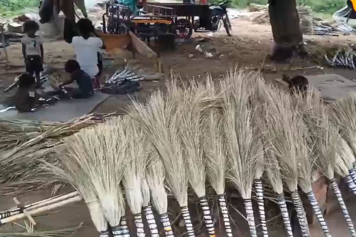 Saving Rs 10 Per Broom, This Rajasthan Family Earns Rs 6 Lakh Annually in UP’s Baghpat