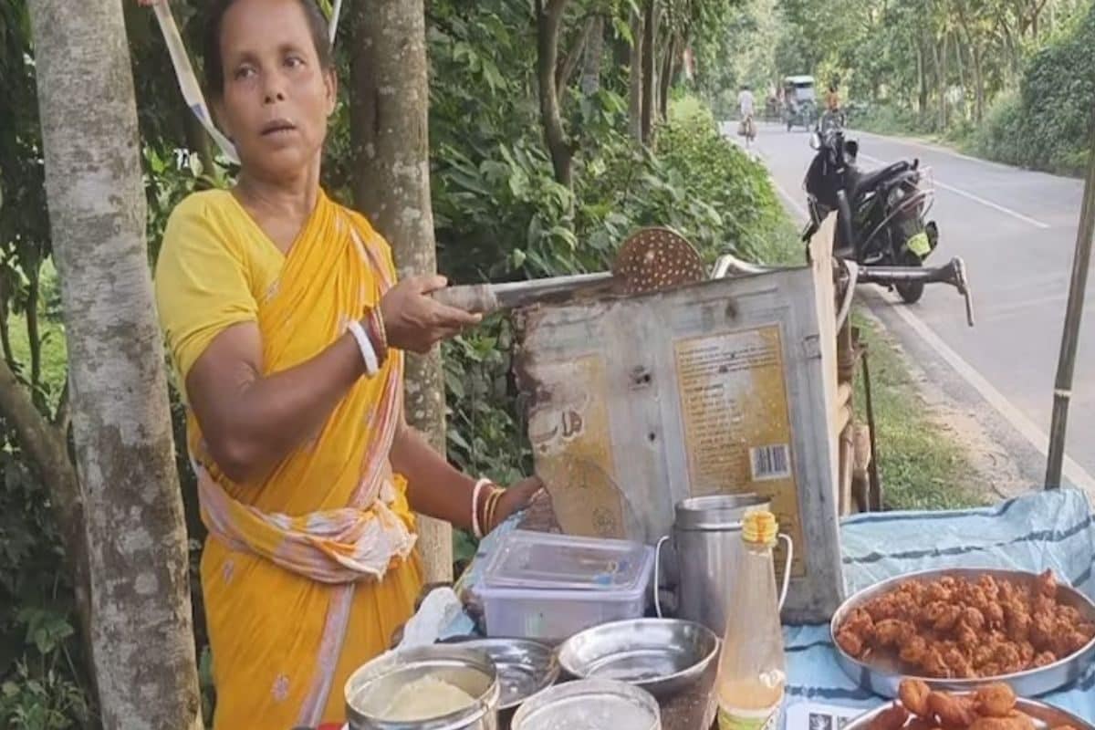 In Bengal’s Uttar Dinajpur, Woman Earns Rs 25,000 A Month From Her Snack Stall