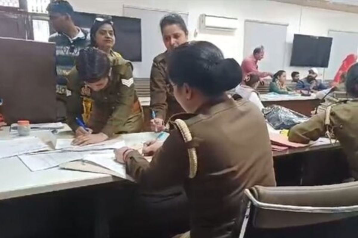 ‘He Didn’t Buy Me a Saree’: Agra Woman Reaches Police Station after Dispute with Husband