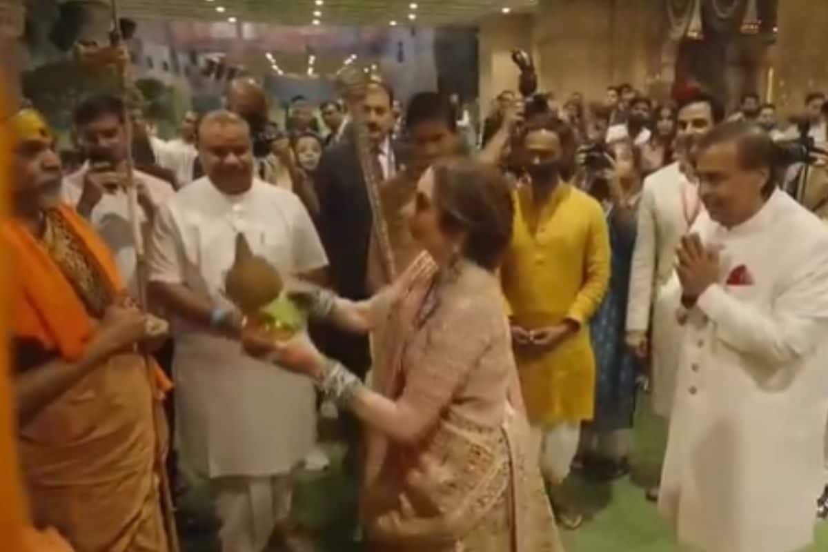 Nita, Mukesh Ambani Give Grand Welcome To Seers At Anant Ambani-Radhika Merchant Shubh Aashirwad