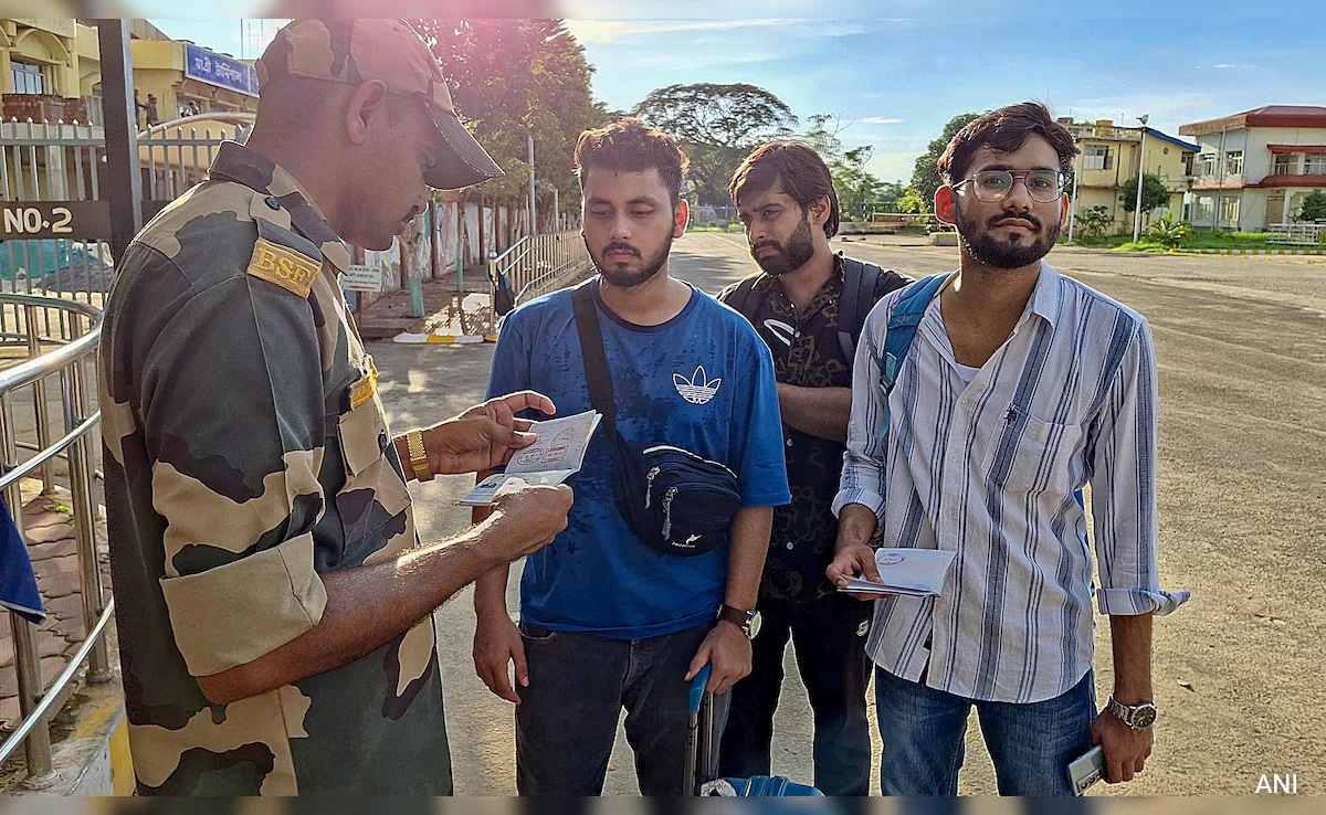 Nearly 1,000 Indian Students Return From Bangladesh, 4,000 Still Remain