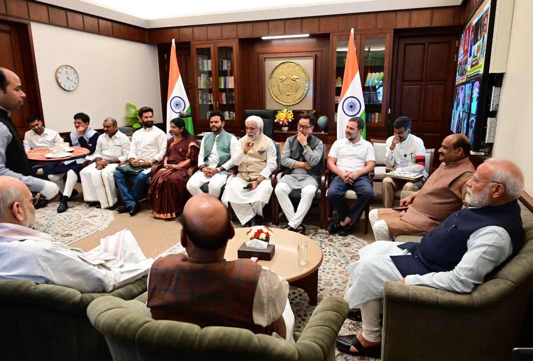 A Tea Meeting Attended By PM Modi, Rahul Gandhi A Tea Meeting Attended By PM Modi, Rahul Gandhi