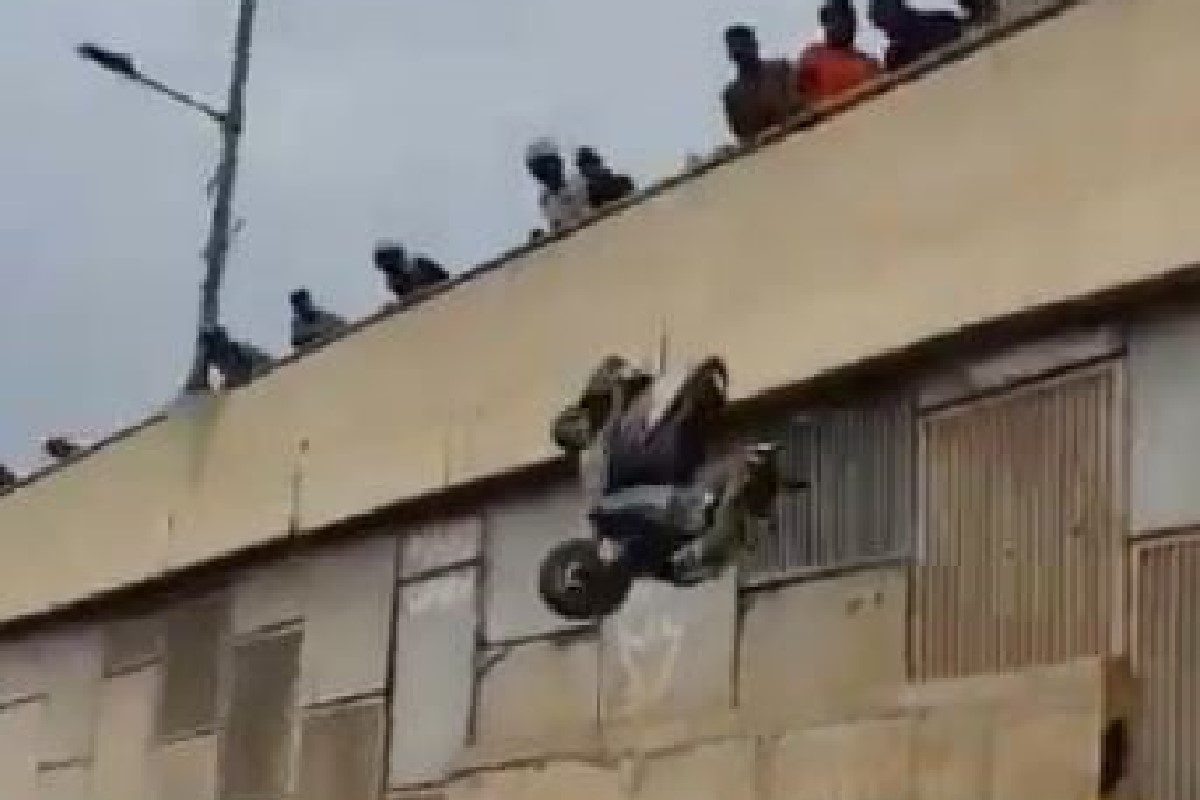 Video: Crowd, Miffed With Stunt Performers, Toss Two Scooters Off Bengaluru Flyover