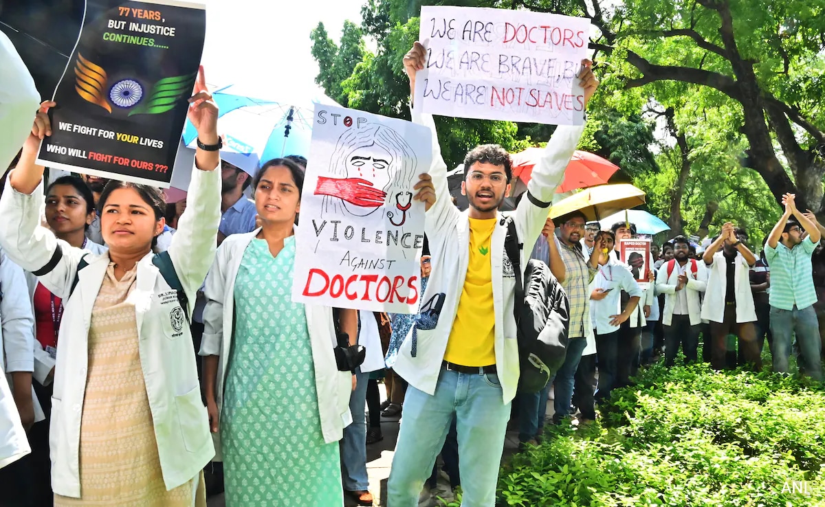 Free OPD Today Outside Health Ministry By Delhi Doctors On Strike
