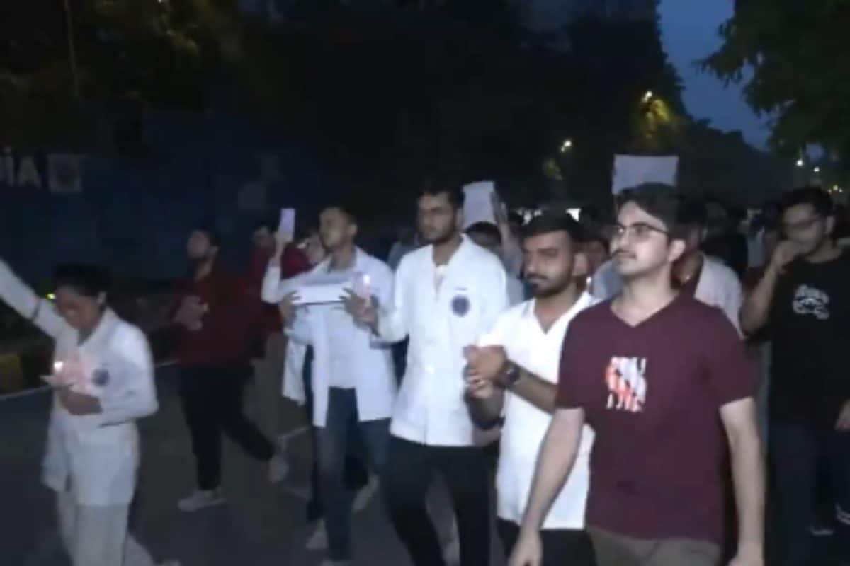 Delhi Doctors Hold Candle Marches Seeking Justice For Murdered Kolkata PG Trainee