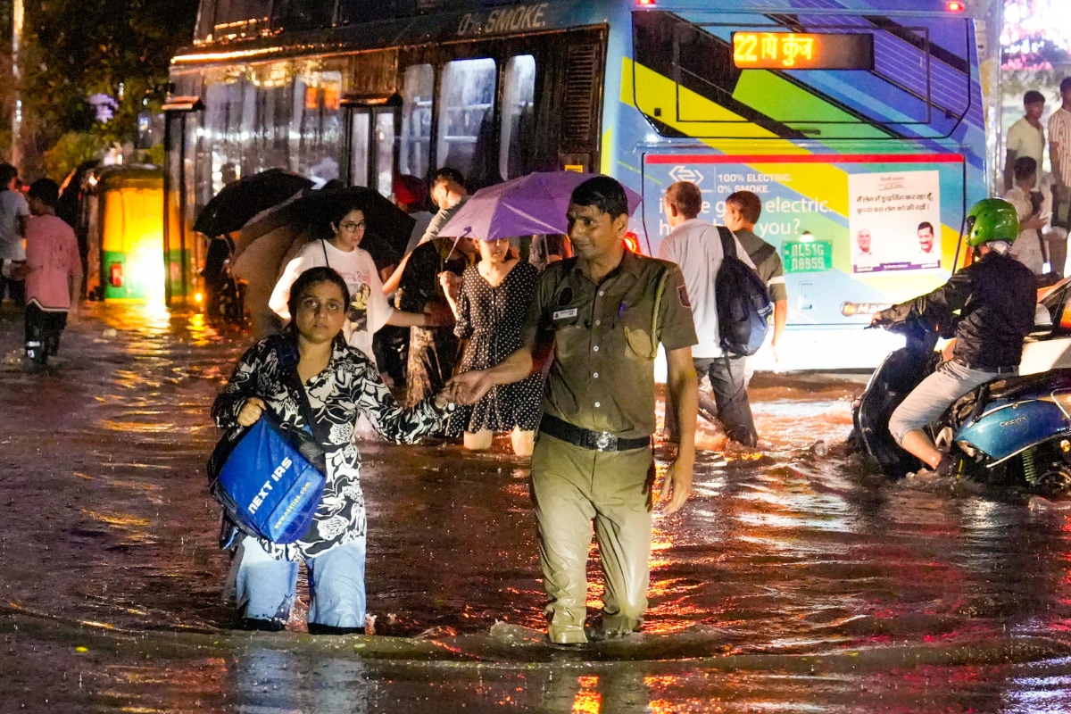 Delhi Traffic LIVE: Heavy Downpour Causes Waterlogging Under Minto Bridge, Lutyens’ Delhi; Police Issues Advisory