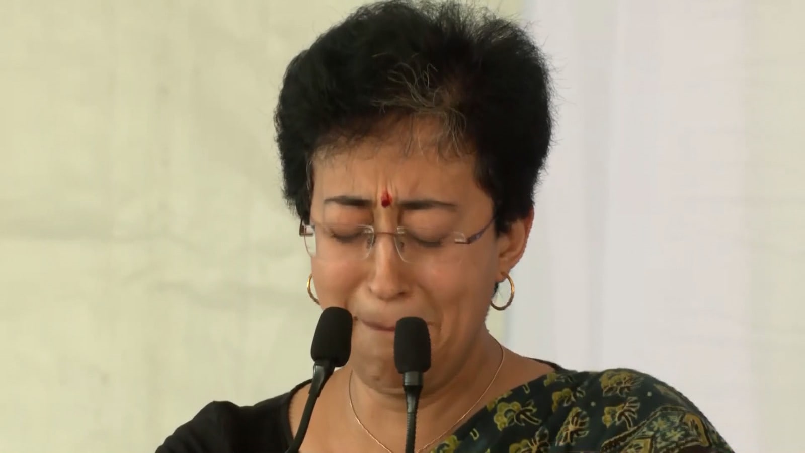 On Camera, AAP’s Atishi Breaks Down Mid-Speech After Manish Sisodia’s Bail