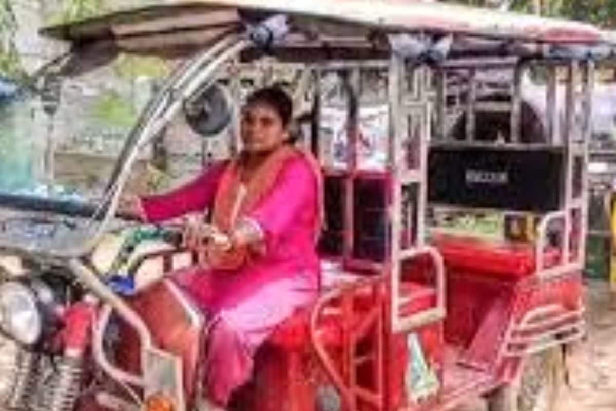 In Bengal’s South Bankura, This Tribal Homemaker Drives E-rickshaw To Sustain Family