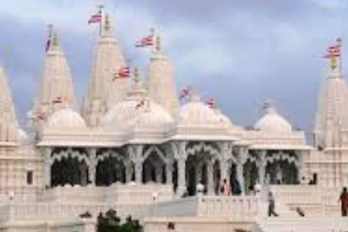 Organisers Of Bengal’s Kalyan Bandyopadhay’s Durga Puja To Recreate Swaminarayan Temple in London