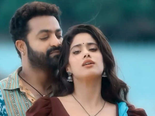 Fans are gushing over Janhvi Kapoor and Jr. NTR chemistry in Chuttamalle