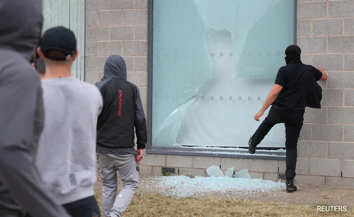 Anti-Immigration Protests Rage In UK, Northern Ireland, Dozens Arrested Anti-Immigration Protests Rage In UK, Northern Ireland, Dozens Arrested