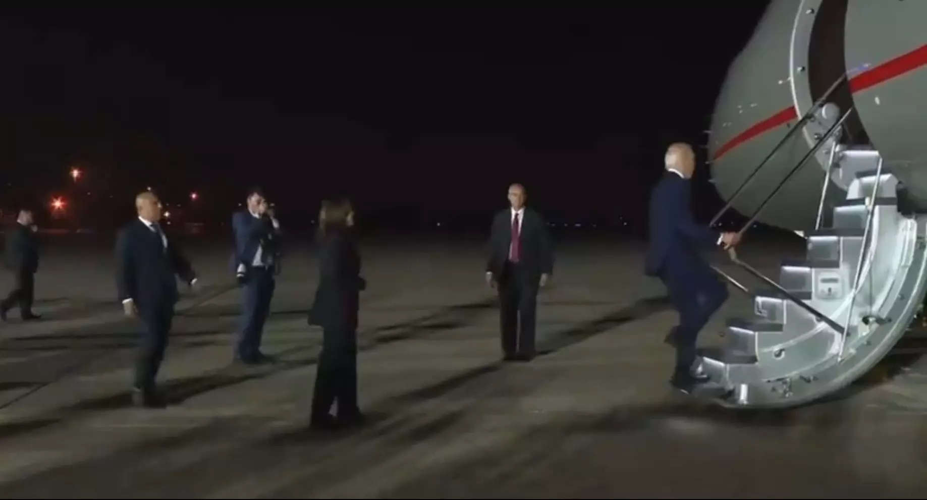 Did Biden enter empty plane carrying American prisoners from Russia? White House clarifies