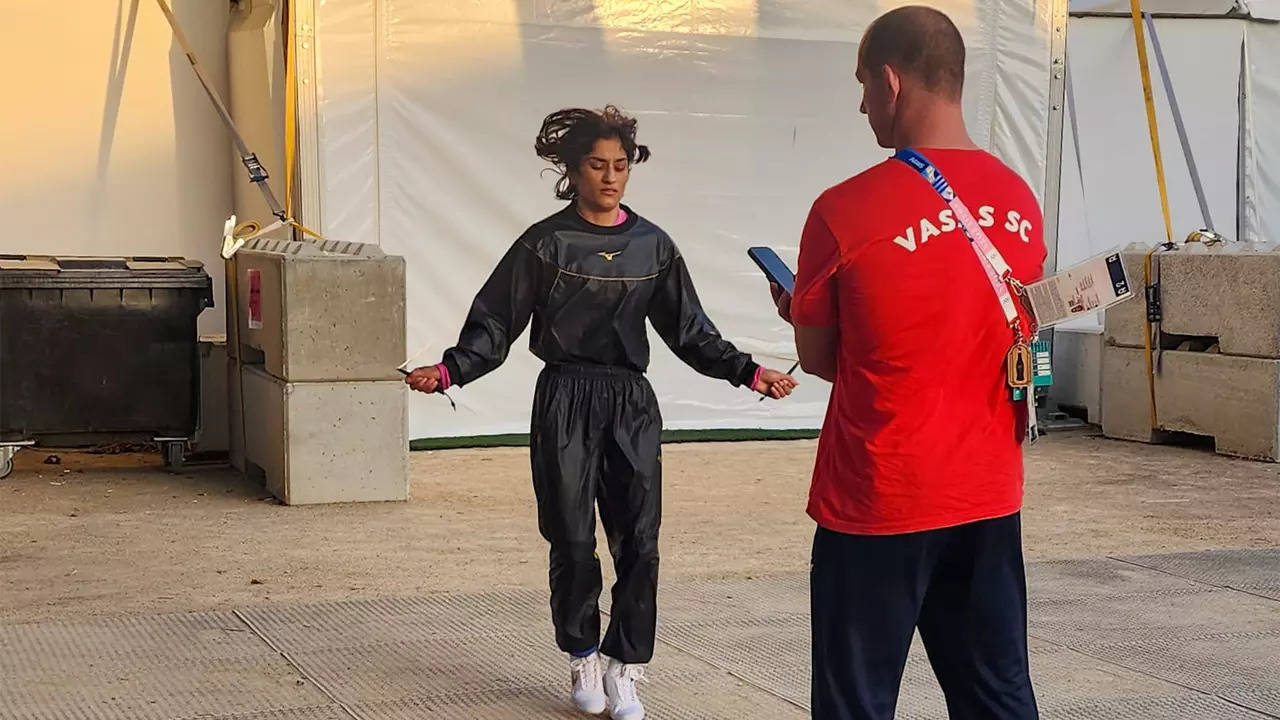 What drastic steps were taken to cut Vinesh Phogat’s weight