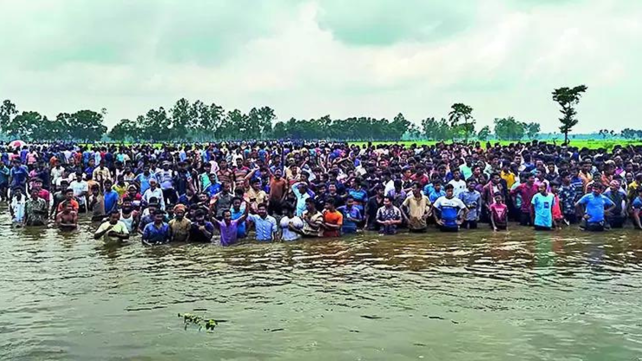 Bangladesh crisis: Desperate to escape to India, Bangladeshis wait in rivulet