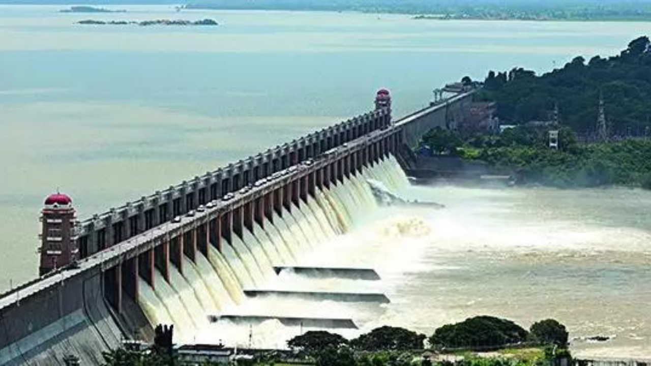 Tungabhadra dam gate gives way, puts lakhs in Karnataka, Andhra at flood risk