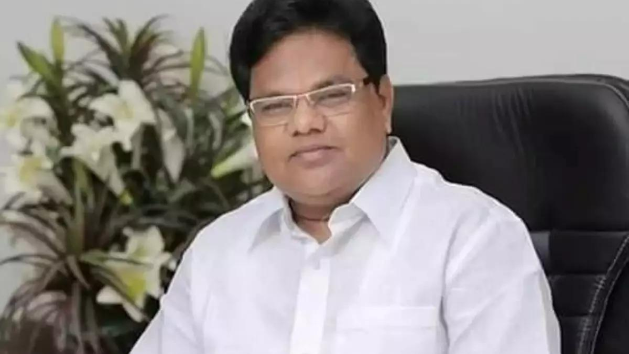 ‘I sit next to Ajit Pawar in cabinet, but vomit after coming out’