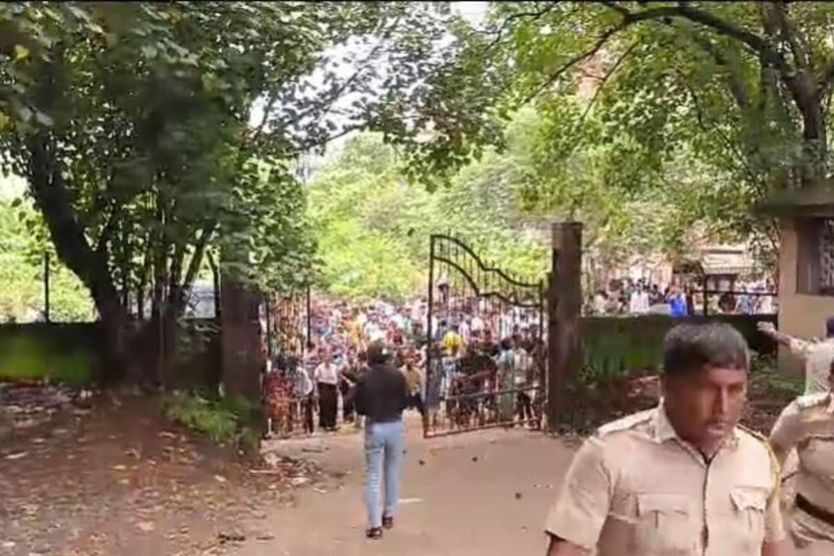 Stone-Pelting, Tear Gas, Lathicharge in Massive Badlapur Protests Over Sexual Assault of 4-Year-Olds in School | Updates