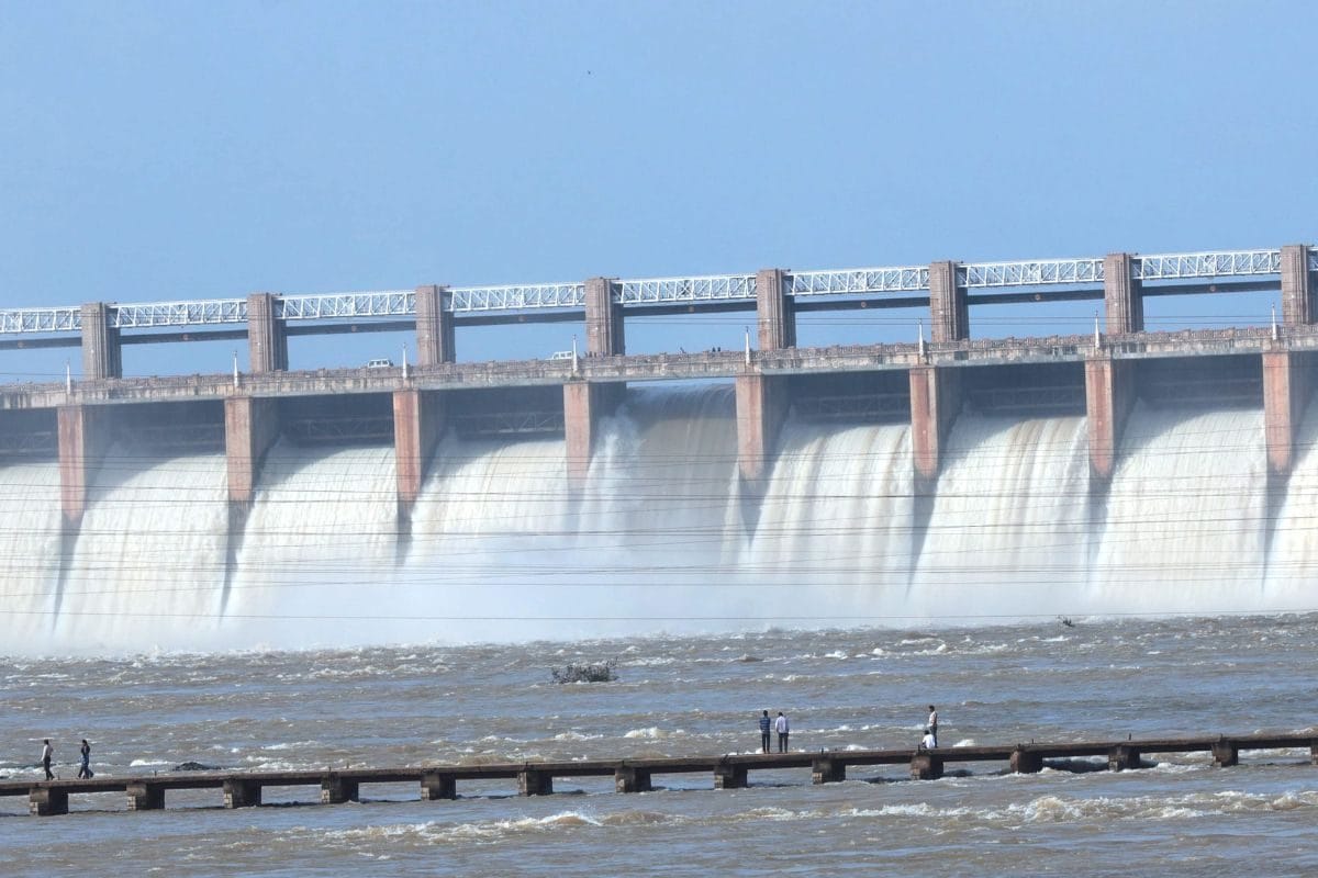 Tungabhadra Dam’s Crest Gate Collapses for The First Time in Its 70-Year History | News18 Explains What Went Wrong