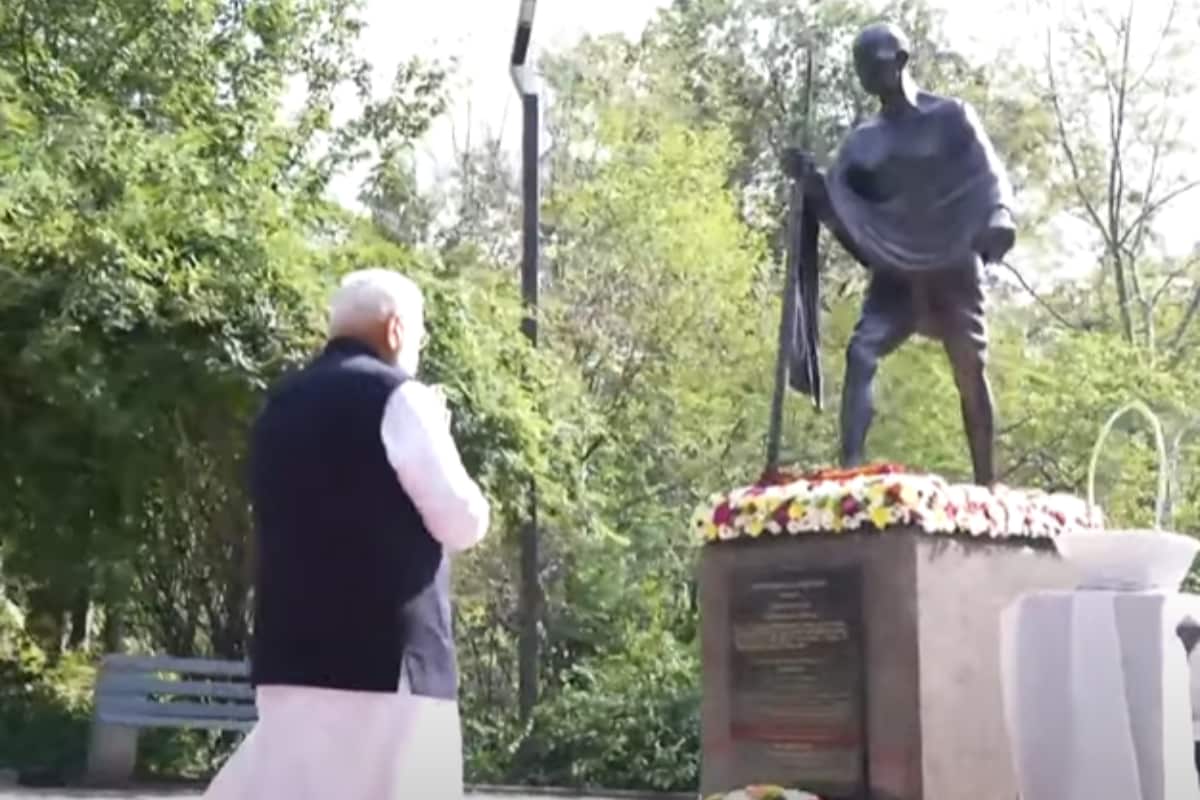 PM Modi Pays Tribute To Gandhi In Kyiv During Historic Visit, Praises ‘Bapu’s Universal Ideals’ | WATCH