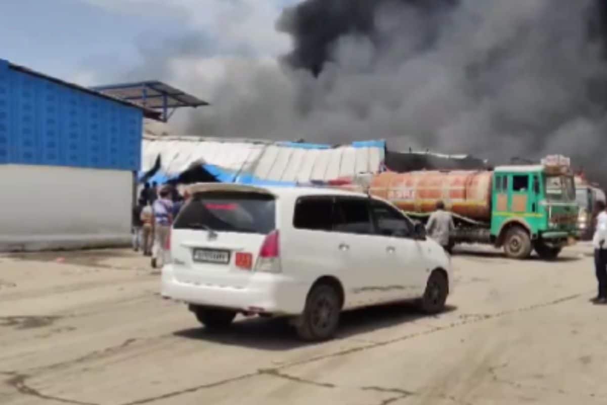 Massive Blaze Sweeps Through Gadgets Manufacturing Unit in Gujarat’s Kutch, Firefighting Ops Underway | WATCH