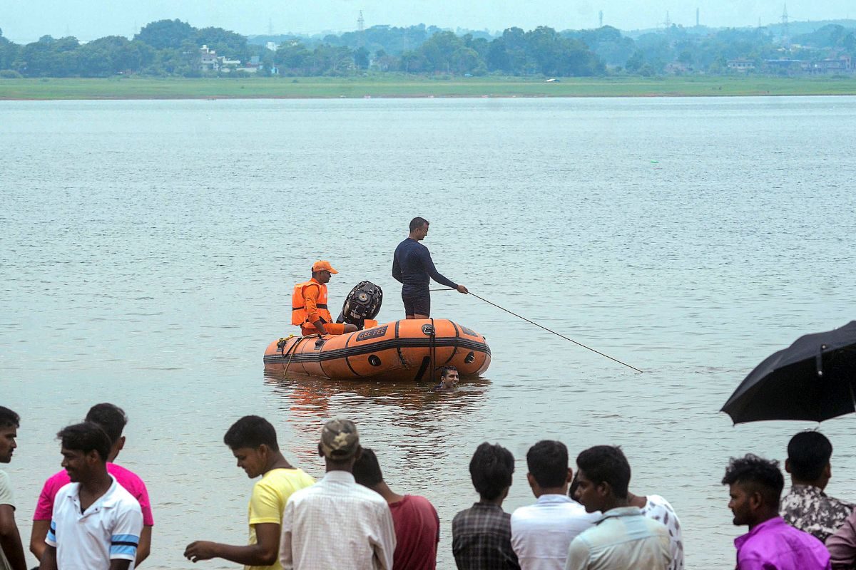Girl Selling Flowers Saves Four Youths From Drowning During Ganesh Visarjan In Agra
