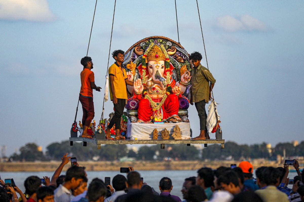Family Forgets to Remove Gold Chain Off Ganesha Idol Before Immersion. Here’s What Happened Next