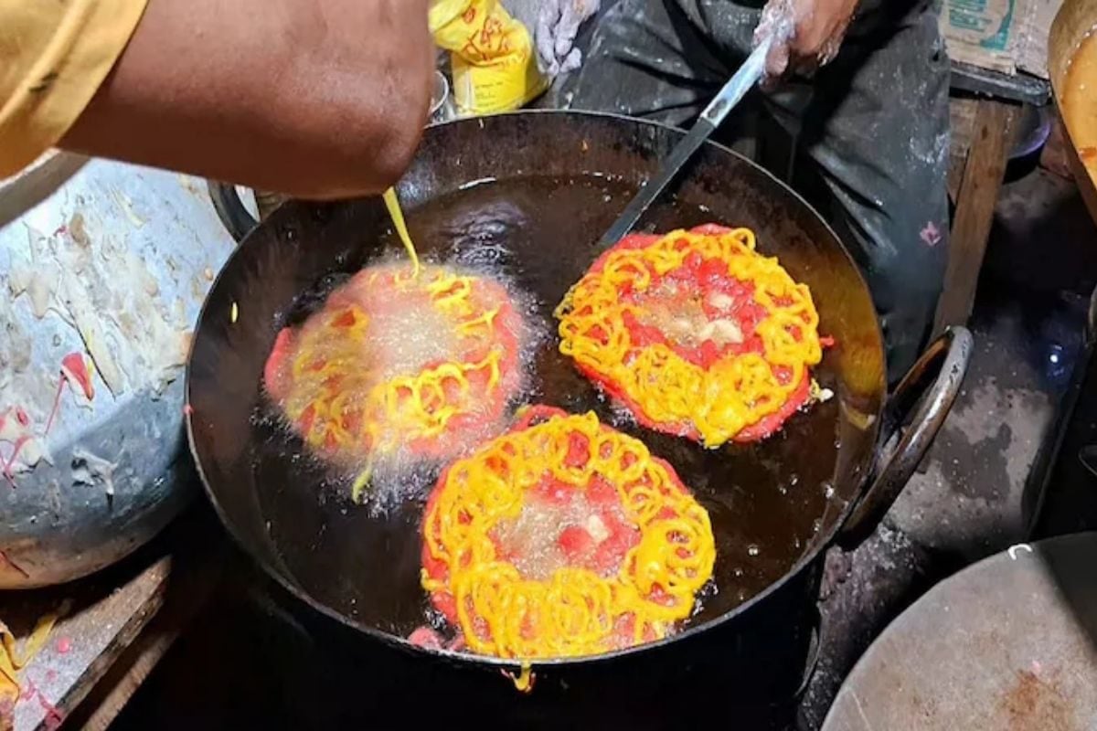 At Purulia’s Vishwakarma Festival, These Jumbo Jalebis Have Everyone’s Attention