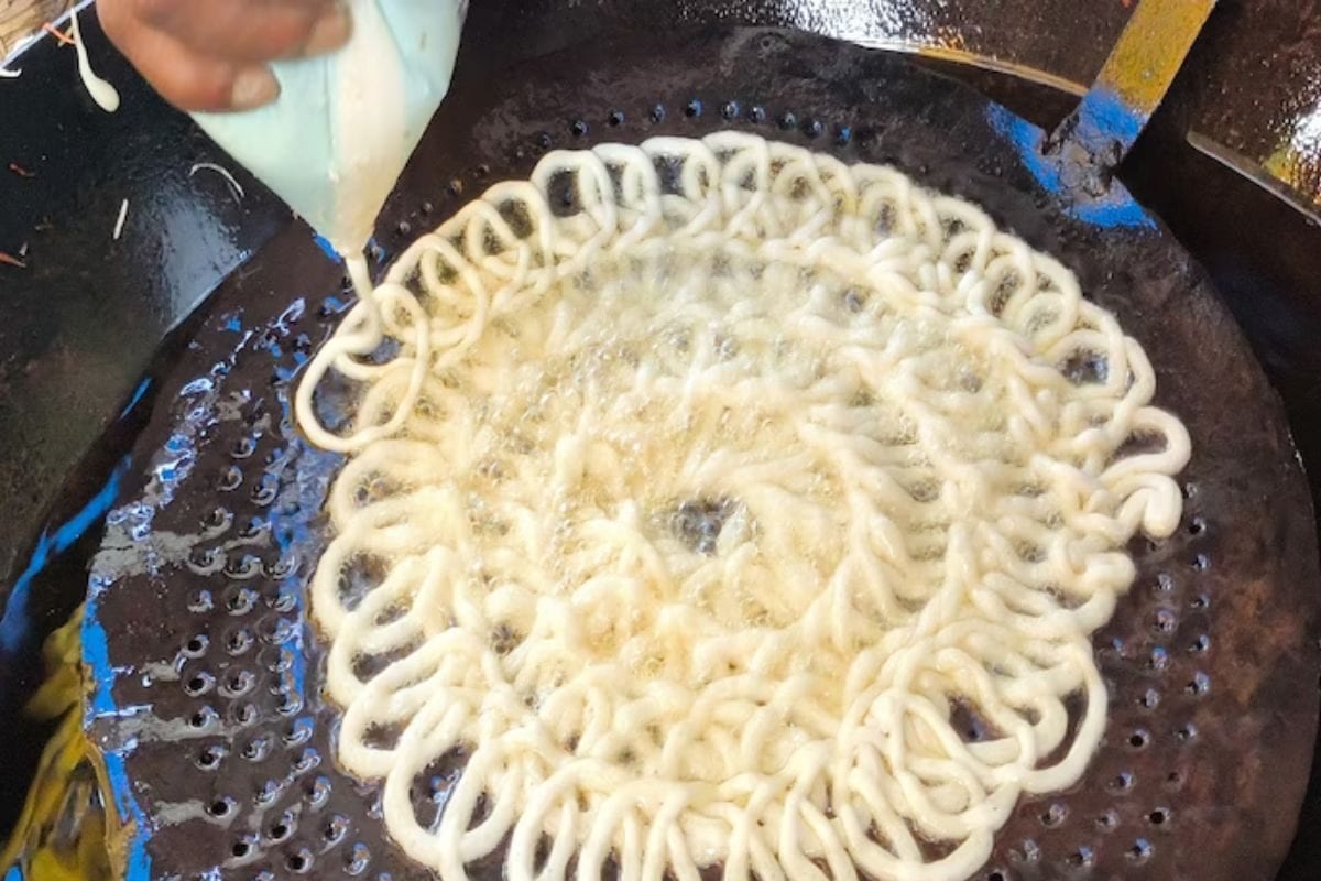 Jumbo Jalebis, Weighing Upto 2 Kgs, Are Sold For Rs 160 Per Kg In Bengal’s Bankura