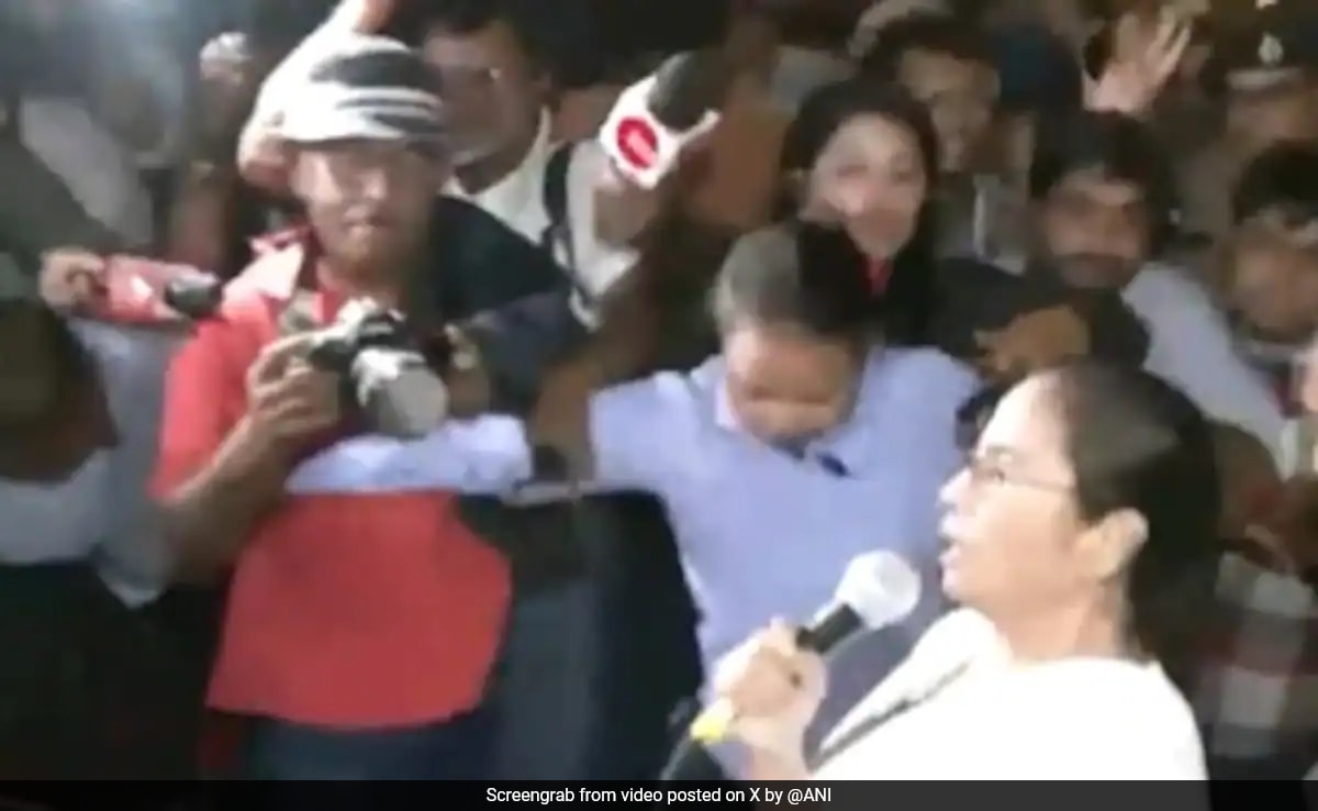 Mamata Banerjee Makes Surprise Visit To Protest Site, Addresses Doctors