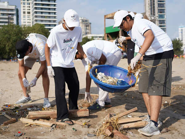 Mirchi leads successful beach clean-up post Ganpati Visarjan