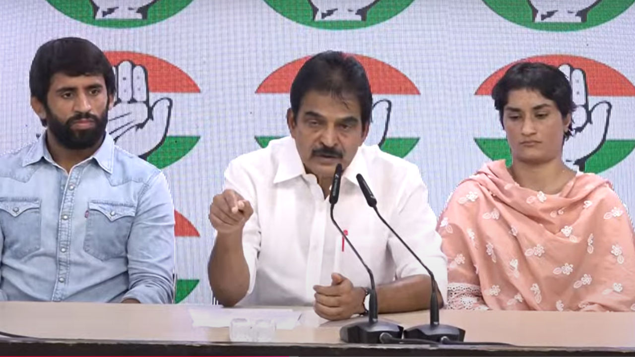 ‘Don’t do politics’: Cong warns rlys over show-cause notices to Phogat, Punia ‘Don’t do politics’: Cong warns rlys over show-cause notices to Phogat, Punia