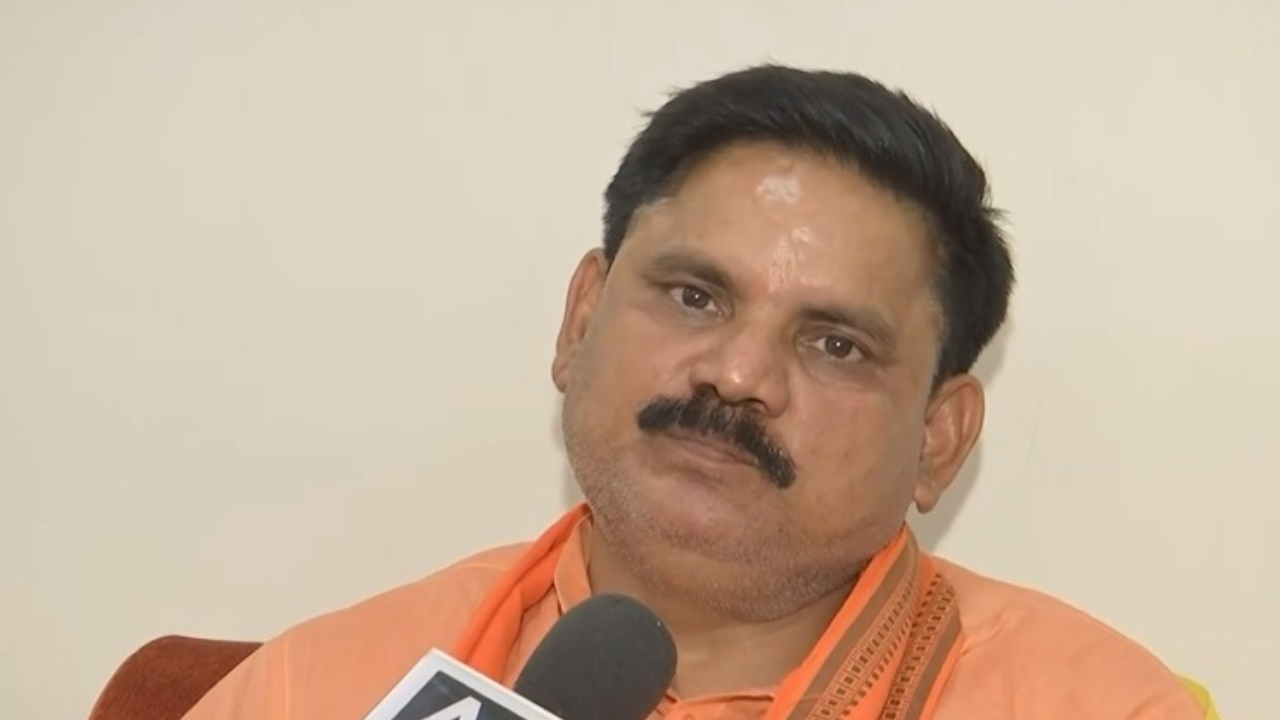 Watch: Officer removes shoes, fixes Jharkhand minister’s pyjamas